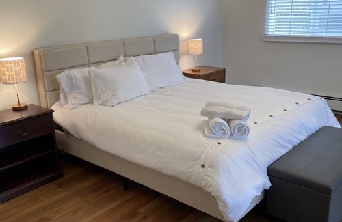 Consecon House | Bungalow by the Bay! Spot on Wellers Bay - PEC