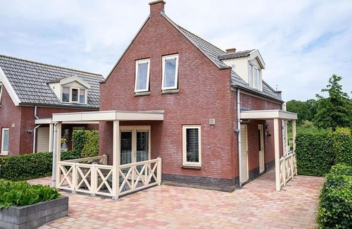 Municipality of Nissewaard House | Bungalow by Water near Rotterdam