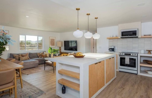 Panorama Heights House | Bungalow: Modern 2br Joshua Tree Casita