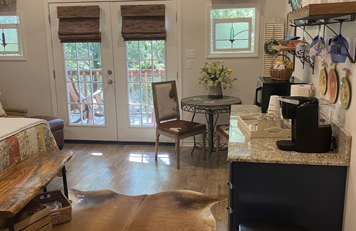 Salado House | Bungalow Oaks - Steps from Historical Main Street