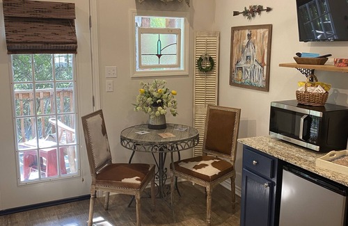Salado House | Bungalow Oaks - Steps from Historical Main Street