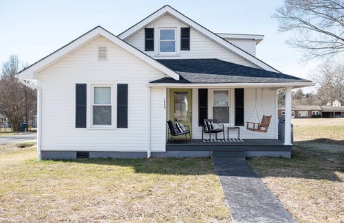 Mount Airy House | Bungalow on Broadway & Vine Cozy Home in the heart of Mount Airy/Mayberry