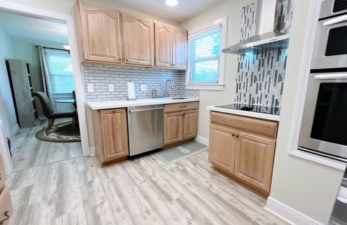 Kenner - Louis Armstrong International Airport House | Bungalow On The Blvd - Perfect for long stays, TVs in every room, ample parking!