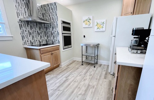 Kenner - Louis Armstrong International Airport House | Bungalow On The Blvd - Perfect for long stays, TVs in every room, ample parking!