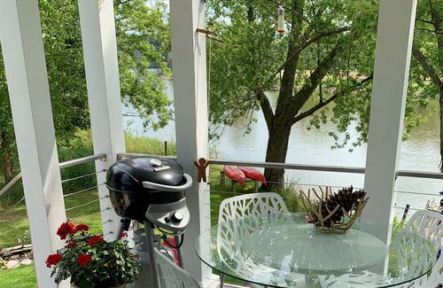Mann House | Bungalow on the river