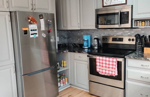 Arden Cottage | Bungalow-Style Cottage in Frontenac County