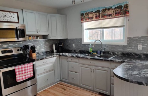 Arden Cottage | Bungalow-Style Cottage in Frontenac County