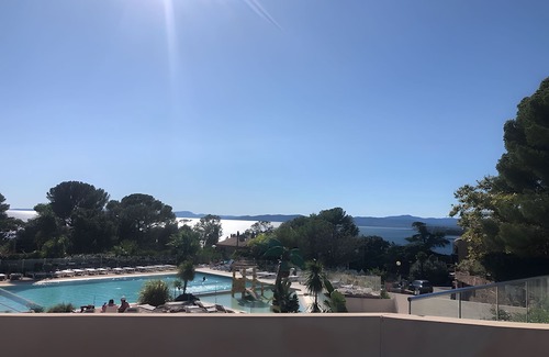 Saint-Raphael House | Bungalow 'Taos Vue L'ile D'Or' with Sea View, Shared Pool and Air Conditioning