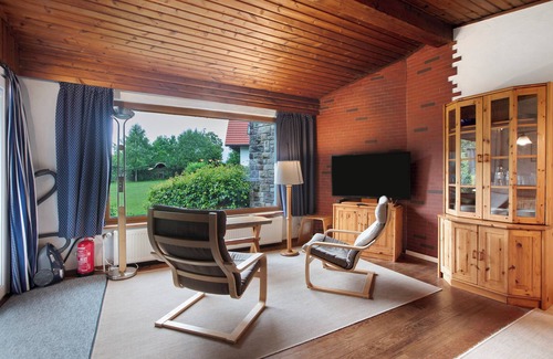Grafenhausen House | Bungalow 'Uschi' with Private Terrace, Shared Garden and Wi-Fi