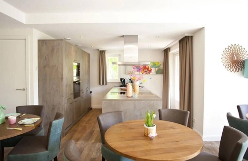 Otterlo House | Bungalow with 10 bedrooms and a terrace