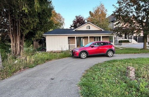 Courtice House | Bungalow with full privacy, free parking, patio