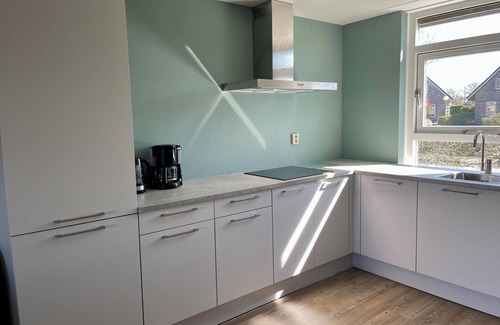 Medemblik House | Bungalow with infrared sauna and jacuzzi in the garden