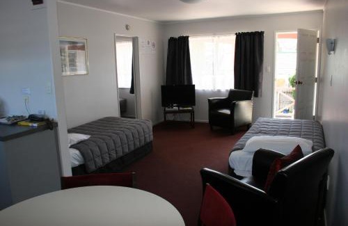 Kensington Hotel | Burgundy Rose Motel