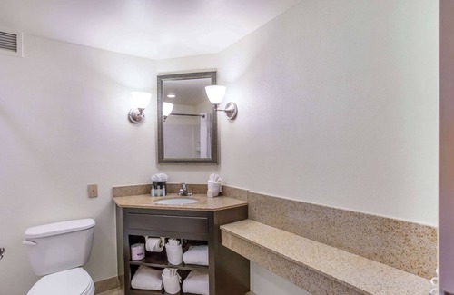 New Hartford Hotel | Burrstone Inn, an Ascend Collection Hotel