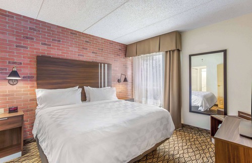 New Hartford Hotel | Burrstone Inn, an Ascend Collection Hotel