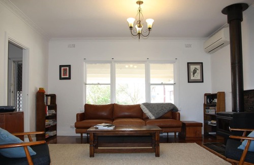 Walkerville House | Bush and beach retreat