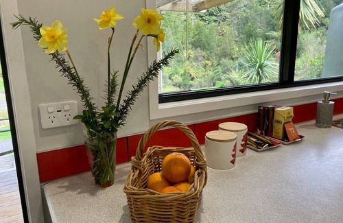 Omanawa Cottage | Bush setting, kayaking, Trout fishing. Central to Tauranga, Rotorua & Hobbiton