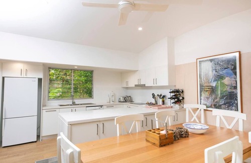 Smiths Lake House | Bushland Retreat beside a beautiful lake - big eco house with 4 large bedrooms.