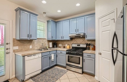 North Loop House | Business Friendly Central Austin 3/2 Townhome w/Pool!