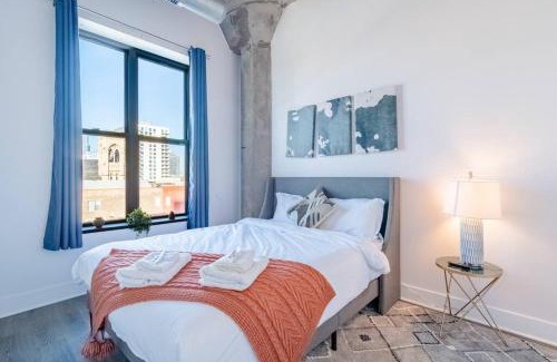 Near South Side Apartment | Business Ready 2BR Apartment in South Loop with Skyline view, Optional parking & Gym Access Close to McCormick, Downtown & CTA