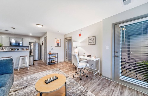 Sherwood Park Apartment | Business Traveler+ Gate 9 3 minsSpace Camp 3 mins. UAH Campus 5 minutes-Shopping