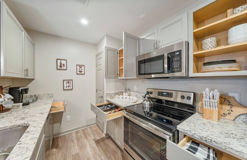 Sherwood Park Apartment | Business Traveler+ Gate 9 3 minsSpace Camp 3 mins. UAH Campus 5 minutes-Shopping