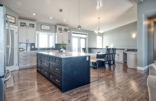 Leduc County House | Busy Bee Large Country Home W/Hot Tub