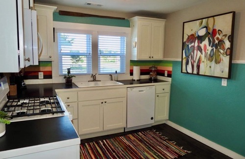 Highfill House | Buttercup Bungalow; charming 1925 "giraffe" country house 3 min from XNA