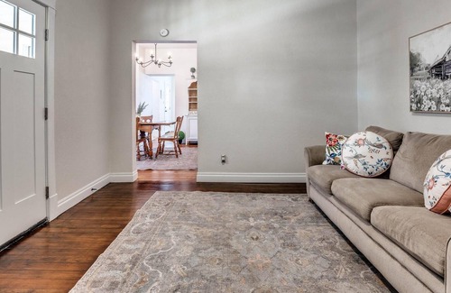 Guthrie Cottage | Buttercup Cottage downtown area / WI-FI / PETS