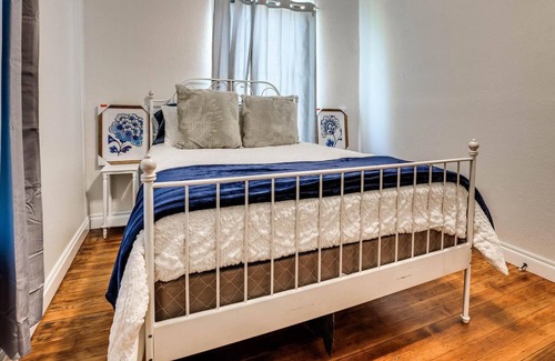 Guthrie Cottage | Buttercup Cottage downtown area / WI-FI / PETS
