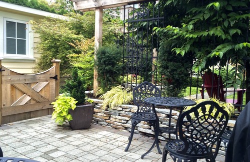 Riley Park-Little Mountain Cottage | Buttercup Guest House