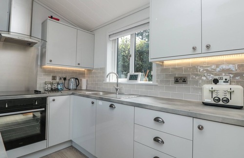 Dartmouth Cottage | BUTTERCUP LODGE, pet friendly, with a garden in Dartmouth