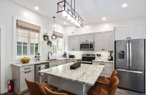 Key West Historic District House | ~Butterfly Cottage~ Enjoy a hot tub, gourmet kitchen, and 2 king ensuites.