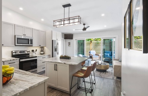 Key West Historic District House | ~Butterfly Cottage~ Enjoy a hot tub, gourmet kitchen, and 2 king ensuites.