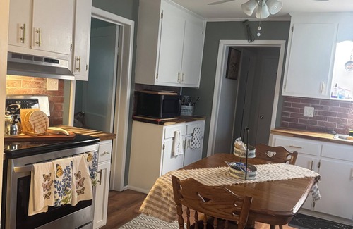 Cartersville Cottage | Butterfly Crossing! Charming 2/1 Quirky Comfy Cottage of Cartersville GA
