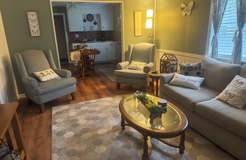 Cartersville Cottage | Butterfly Crossing! Charming 2/1 Quirky Comfy Cottage of Cartersville GA