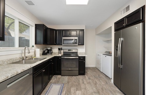 Mesa House | Button Bungalow, Spring Fun & Golfing, Hot Tub,BBQ