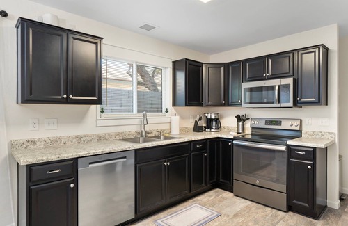 Mesa House | Button Bungalow, Spring Fun & Golfing, Hot Tub,BBQ