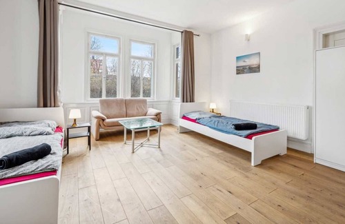 Metzingen Apartment | Bw17 Ferienwohnungen Metzingen mit Balkon, 2 Schlafzimmer, 1 Wohn-/schlafzimmer, Max. 9 Personen