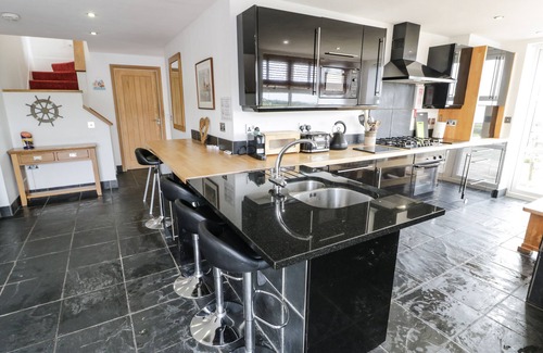 Cylch-Y-Garn Cottage | BWTHYN AWEL, family friendly, luxury holiday cottage in Cemaes Bay