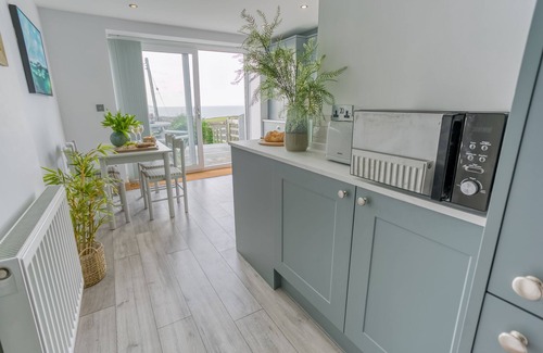 Cylch-Y-Garn Apartment | Bwthyn Bach - a sea view that sleeps 4 guests in 2 bedrooms