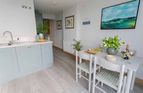 Cylch-Y-Garn Apartment | Bwthyn Bach - a sea view that sleeps 4 guests in 2 bedrooms