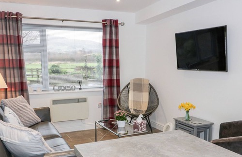 Brynrefail Cottage | BWTHYN CAE HOB COTTAGE, with a garden in Llanberis