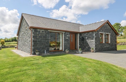 Llanddaniel Fab Cottage | BWTHYN CLYD, family friendly, with a garden in Llanddaniel Fab