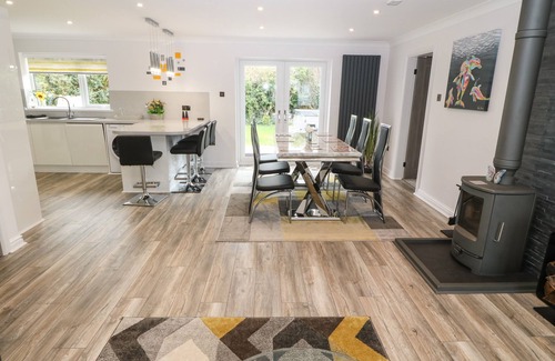 Cemaes Bay Cottage | BWTHYN EIRLYS (SNOWDROP COTTAGE), family friendly in Cemaes Bay