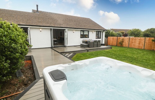 Cemaes Bay Cottage | BWTHYN EIRLYS (SNOWDROP COTTAGE), family friendly in Cemaes Bay