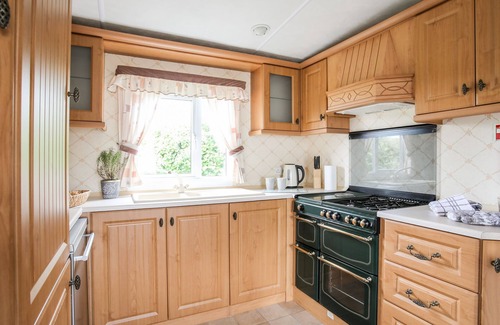 Cylch-Y-Garn Cottage | BWTHYN Y BAE LODGE, pet friendly, with a garden in Llanfaethlu