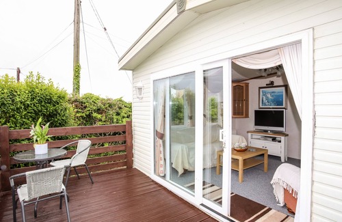 Cylch-Y-Garn Cottage | BWTHYN Y BAE LODGE, pet friendly, with a garden in Llanfaethlu