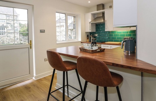 Brynrefail Cottage | BWYTHYN YR WYDDFA, pet friendly in Llanberis