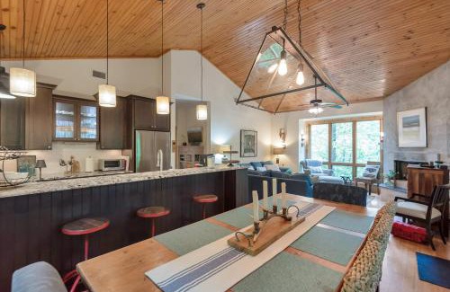 West Jefferson House | By The New River - Hot Tub - Fireplace - Covered Porch